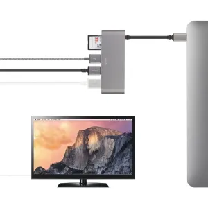 Moshi USB-C-multimediaadapter med SD-kortplats, ansluten till en bärbar dator och bildskärm för extern visning