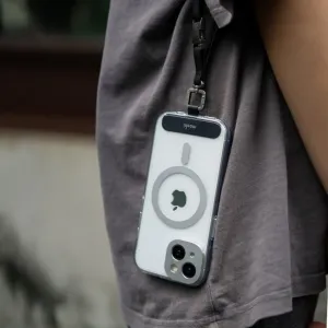 Moshi iGlaze transparent iPhone 15-skal med MagSafe-ring och halsrem, visas i Lunar Silver