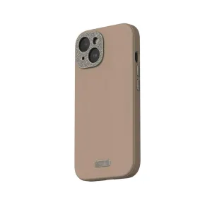 Moshi Napa iPhone 15-fodral i veganskt läder med texturerad kamerautskärning och metallogotyp, visas i beige.
