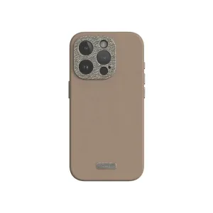 Moshi Napa-fodral i veganskt läder för iPhone 15 Pro i Woodsmoke Brown med upphöjt kameraskydd och metalldetaljer