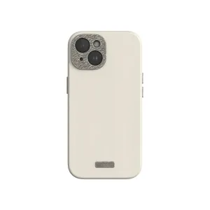 Moshi Napa veganskt läderfodral för iPhone 15 i äggtoddyvitt, baksidesvy med texturerad kamerautskärning och logotyp
