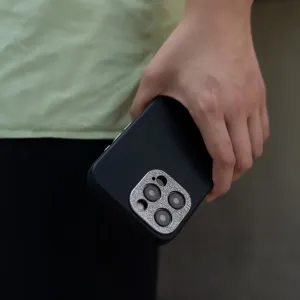Moshi Napa iPhone 15 Pro Max-skal med upphöjd kamerautskärning, visas i handen