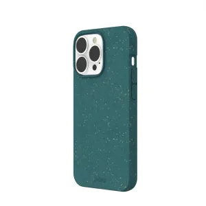 Pela Classic-skal för iPhone 13 Pro i mörkgrön melerad finish med kameraurtag och knappskydd