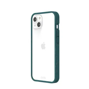 Pela transparent komposterbart iPhone-skal med mörkgrön kant på en vit iPhone, visat bakifrån.