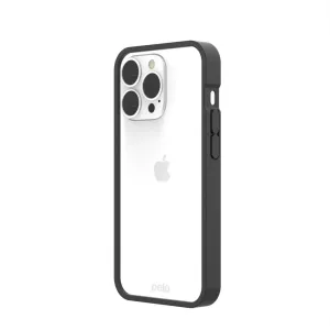 Pela genomskinligt komposterbart mobilskal på en vit iPhone 13 Pro, med svart kant och kamerautskärning