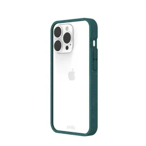Pela transparent mobilskal med mörkgrön, prickig kant på en vit iPhone 13 Pro