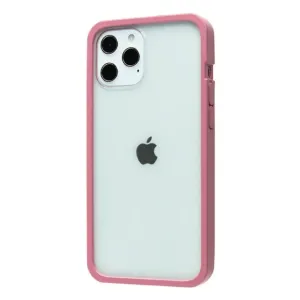 Pela Clear komposterbart iPhone 12 Pro Max-skal med rosa ram på en ljusfärgad iPhone