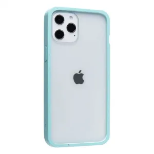 Pela Clear-skal på iPhone 12 Pro Max, som visar ett transparent ljusblått skyddande mobilskal med upphöjda kanter.
