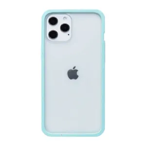 Pela Clear-skal för iPhone 12 Pro Max, transparent med turkos kant, visas på en silverfärgad iPhone