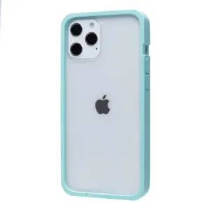 Pela Clear-skal för iPhone 12 Pro Max med transparent baksida och turkos ram, visat på en ljus iPhone
