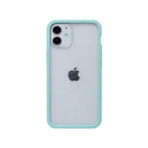 Pela genomskinligt skal för iPhone 12 mini med ljusblå kant och transparent baksida på en ljusgrå telefon