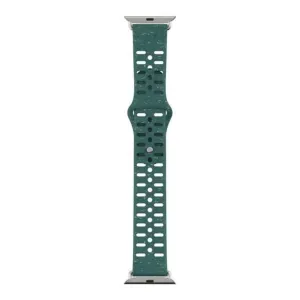 Žalias perforuotas „Pela Vine“ Apple Watch dirželis su sidabrinėmis jungtimis baltame fone