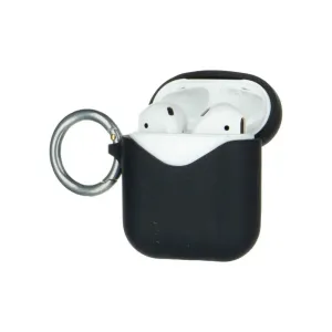 Pela svart AirPods-fodral med nyckelring i metall, visat öppet med vita trådlösa hörlurar inuti