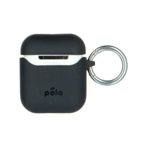 Pela svart AirPods-fodral med nyckelringsfäste, matt finish och logotyp på vit bakgrund