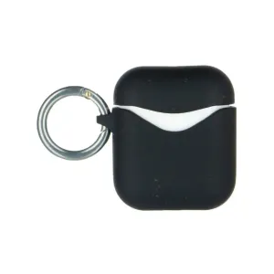 Komposterbart AirPods-fodral från Pela i svart med fastsatt nyckelring i metall, visas stängt mot en vit bakgrund.
