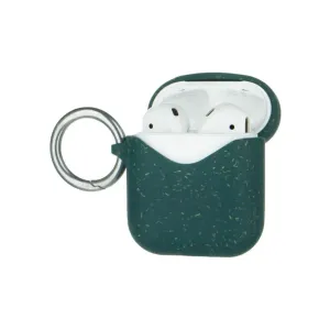 Pelas komposterbara AirPods-fodral i mörkgrön, spräcklig yta med nyckelring, visat öppet med hörsnäckorna inuti.