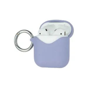 Pela komposterbart fodral för AirPods i ljuslila, öppet med vita öronsnäckor inuti och en silverfärgad nyckelring