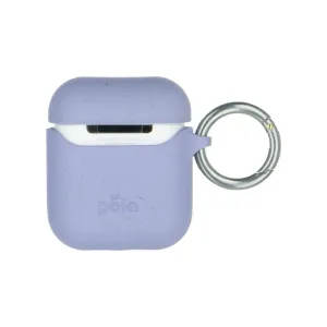 Lavendelfärgat komposterbart Pela-fodral för AirPods med präglad logotyp och nyckelringsfäste på vit bakgrund