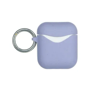 Pela lavendelfärgat komposterbart AirPods-fodral med nyckelring och texturerad yta på vit bakgrund