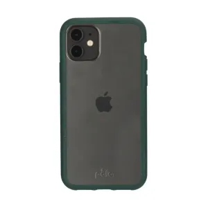 Pela Clear-skal för iPhone 11 med mörkgrön kant, transparent baksida och kamerautskärning på en svart telefon