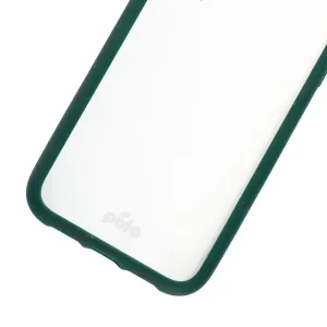Pela Clear-skal för iPhone 11 med transparent baksida och mörkgrön ram, visat på en produktbild tagen i studio.
