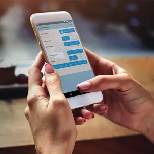 Sensibo Air Pro-appen på en smarttelefon används för att styra luftkonditioneringen och redigera schemainställningar