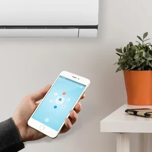Sensibo Air Pro-mobilapp som styr en väggmonterad luftkonditioneringsapparat i ett hem