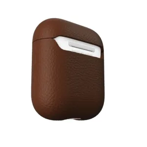 KeyBudz Artisan Series brunt läderöverdrag för AirPods 3 monterat på ett vitt laddningsfodral, med småkornig narvstruktur.
