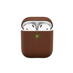 KeyBudz PodSkinz Artisan Series brunt läderfodral för AirPods 3, öppet med vita hörlurar inuti