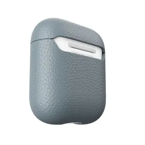 KeyBudz PodSkinz Artisan Series skifferfärgat läderfodral för AirPods 3, visas med ett vitt AirPods-laddningsfodral inuti