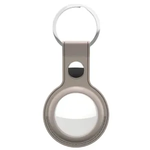 KeyBudz AirTag-nyckelringshållare i brunt läder med silverfärgad ring och sydd kant på vit bakgrund