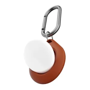 KeyBudz Secure Dock för AirTag med karbinhake, visas i brunt, för att fästa på nycklar och väskor