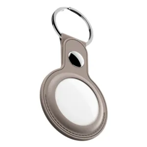 KeyBudz AirTag-nyckelringshållare i sandbeige läder med nyckelring i metall och snäpplåsdesign