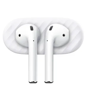 Vita Apple AirPods i ett laddningsetui, med hörlurarna som den här magnetiska hållaren från KeyBudz är gjord för.