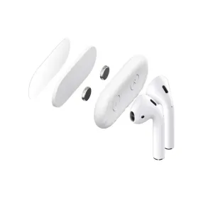 Vita Apple AirPods-hörlurar med tillbehörsdelar visas mot en ren vit bakgrund