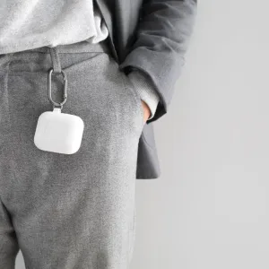 KeyBudz PodSkinz nyckelring AirPods-fodral fäst på grå byxor med karbinhake för portabelt skydd