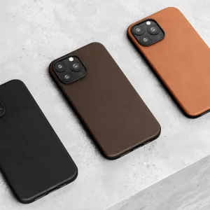 Journey-läderfodral för iPhone 13 Pro Max visas i svart, brunt och ljusbrunt med upphöjda kamerautskärningar.