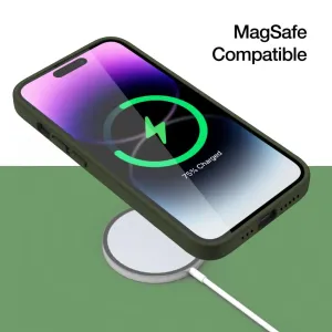 Just Mobile TENC-silikonskal för iPhone 14 Pro i mörkgrönt, visat med MagSafe-kompatibel trådlös laddning.