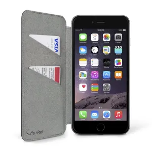 Twelve South SurfacePad läderfodral för iPhone 6/6s Plus, öppet med kortfack bredvid en svart iPhone