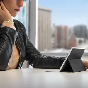 Twelve South SurfacePad foliofodral i läder med stativ för iPad mini 4, visat upprätt på ett bord