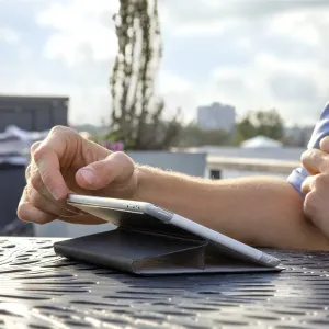 Twelve South SurfacePad läderfodral med stativ för iPad mini 4 i svart, uppställt för handsfree-visning