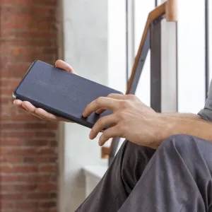 Twelve South SurfacePad iPad mini 4-läderfodral i mörkblått, visat stängt med slimmad foliodesign.