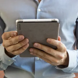 Twelve South SurfacePad iPad Mini 4-läderfodral i grått, med tunt foliofodral och styluspenna ovanpå