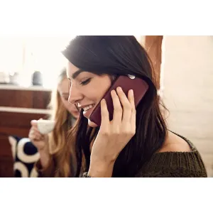 Twelve South-läderfodral för iPhone 7 Plus och 8 Plus, visas på en smartphone under ett samtal