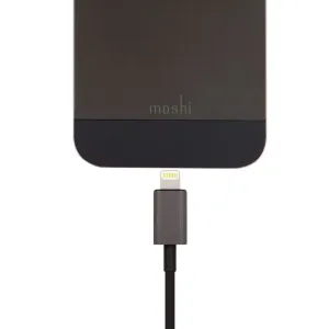 Moshi USB-A-till-Lightning-kabel ansluten till en enhet, visad med Lightning-kontakt mot vit bakgrund.