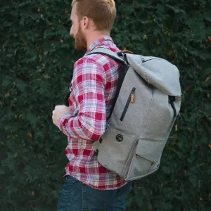 PKG Cambridge ljusgrå pendlarryggsäck med rullstängning och framfickor, använd utomhus