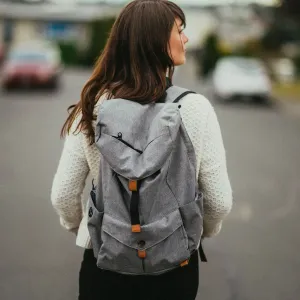 PKG Cambridge pendlarryggsäck i ljusgrått, buren utomhus, med främre ficka med lock och sidofickor.