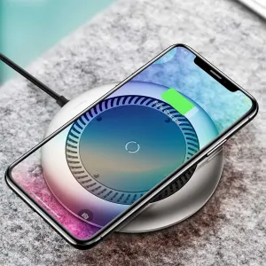 Baseus Whirlwind trådlös Qi-laddare med fläkt som laddar en smarttelefon på den runda laddningsplattan.