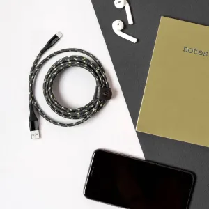 Usbepower Evertek Lyx flätad laddningskabel med USB-A- och USB-C-kontakter, hoprullad med läderrem.