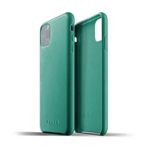 Mujjo-läderfodral för iPhone 11 Pro Max i grönt, visat framifrån och bakifrån med utskärningar för kamera och knappar